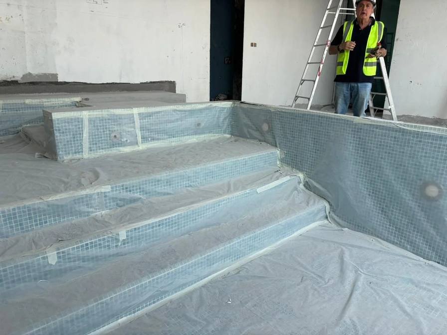 Swimming pool tiling installation